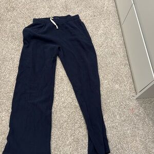 Brandie Melville
Navy waffle knit pants
One size